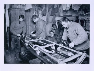 Preparando trineos para el viaje de invierno, Forde, Lashly y Evans, de 